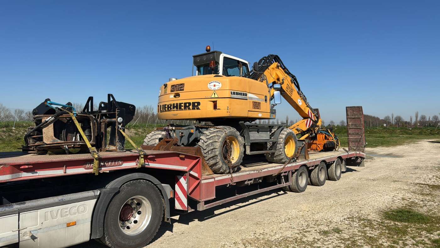 Escavatore gommato LIEBHERR A312