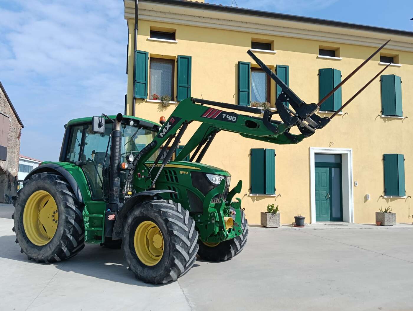 JOHN DEERE 6115M+ Caricatore frontale
