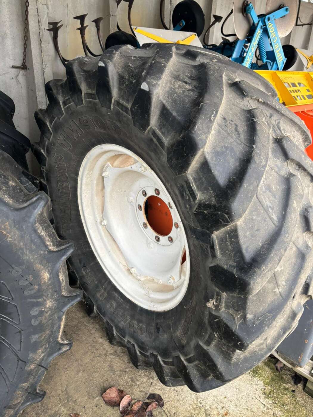 Pneumatici 600/70 R30 - 710/70 R42 + cerchi anteriori