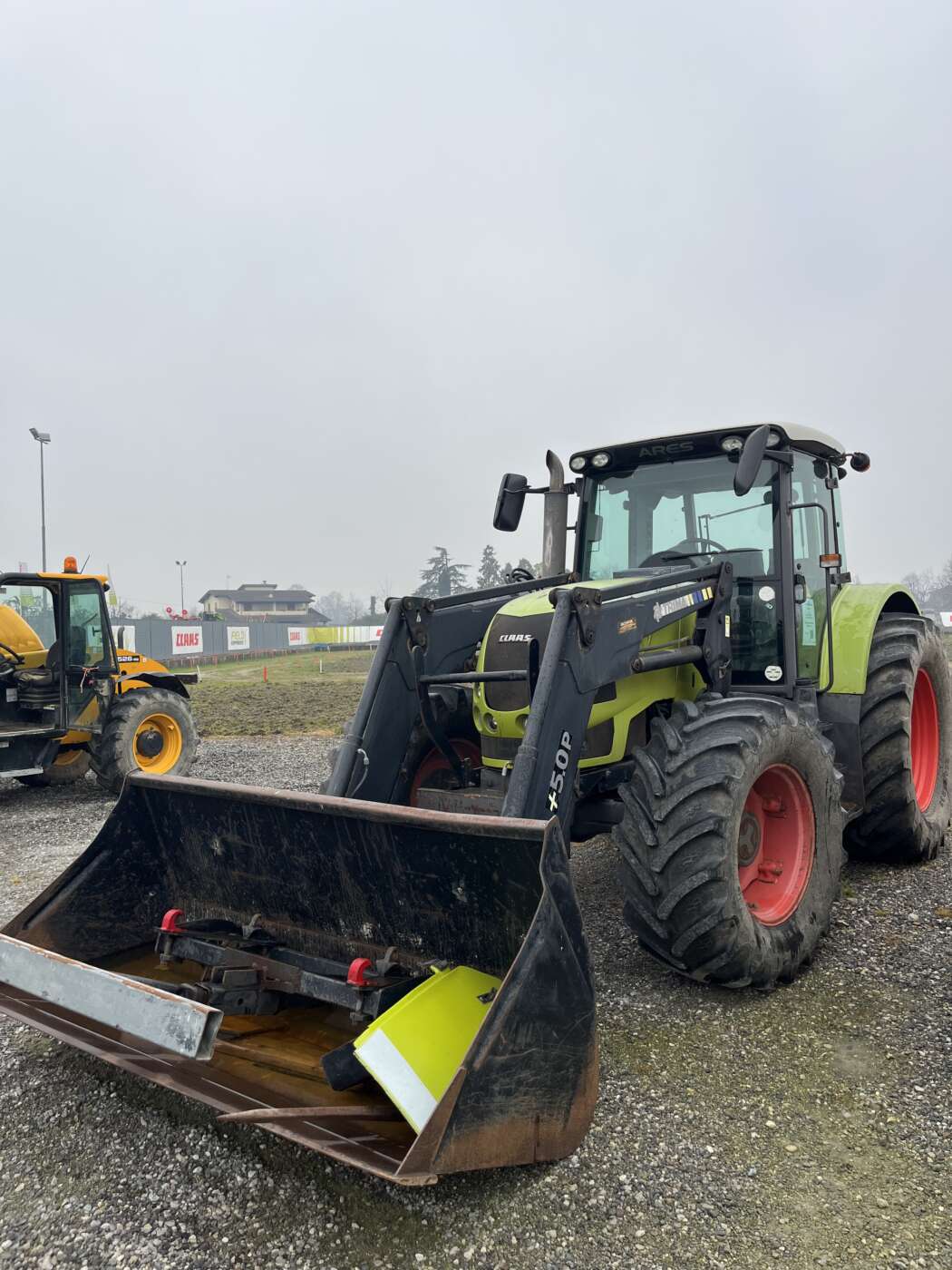 CLAAS Ares 697 + caricatore frontale