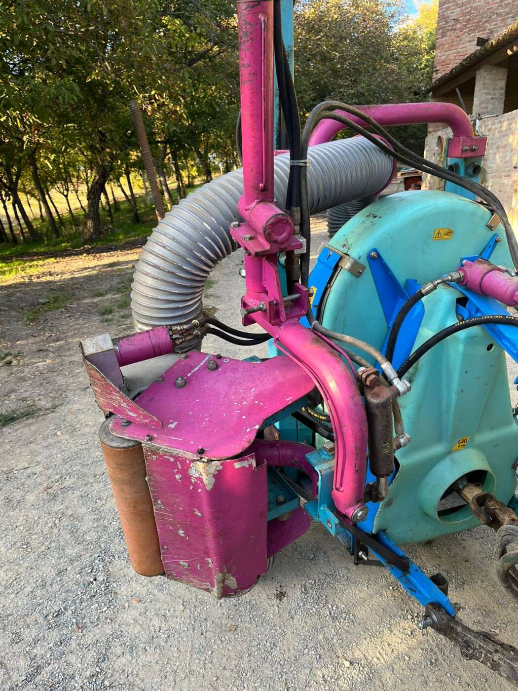 Defogliatrice per vigneto AVIDOR