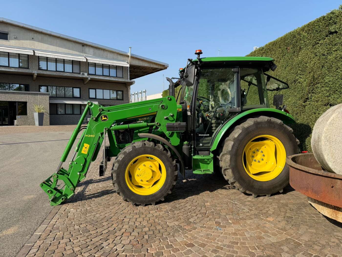 JOHN DEERE 5075E + Caricatore frontale